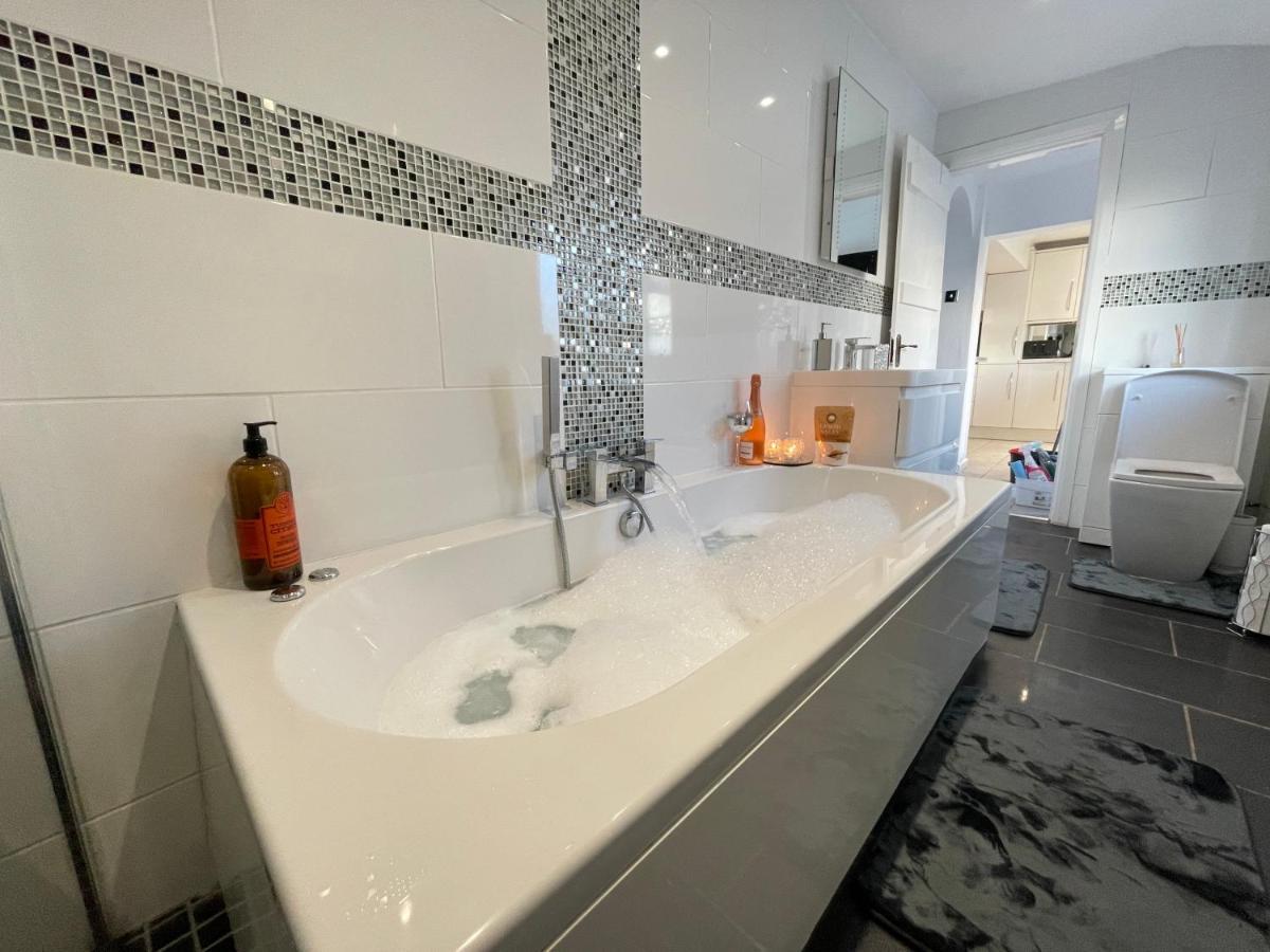 Tollgate House - Luxury Cozy Cottage - Huge Hot Tub - Alton Towers Cheadle  Exterior photo