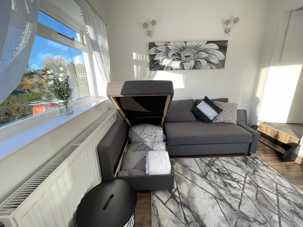 Tollgate House - Luxury Cozy Cottage - Huge Hot Tub - Alton Towers Cheadle  Exterior photo